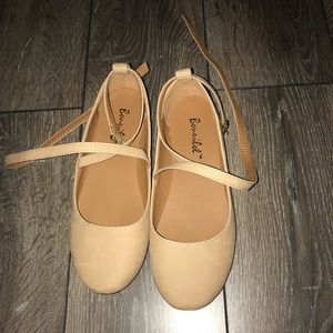 Women’s tan criss cross flats